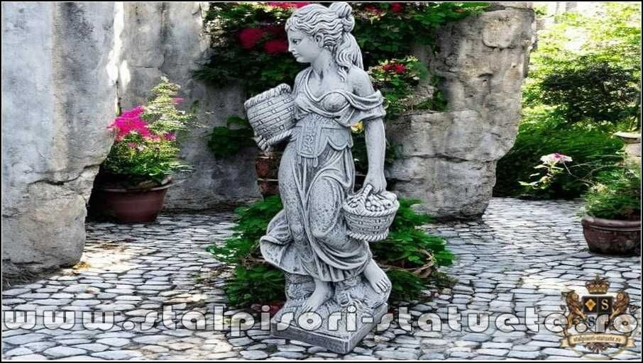 Statuetă fata cu coșulețe, din beton, model S23.