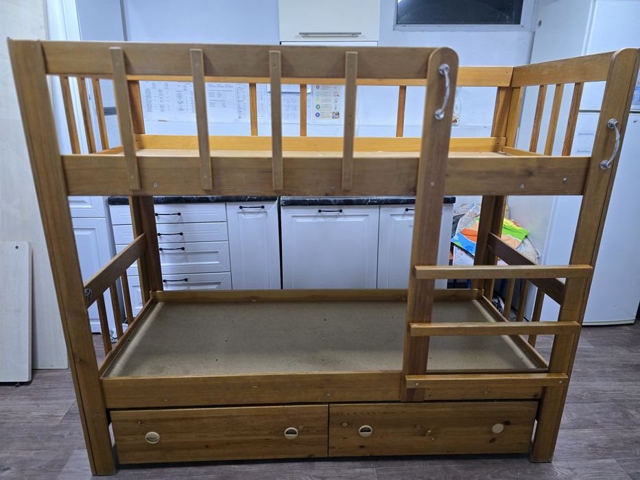 Двух ярусный кровать