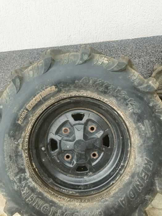 Vând se anvelope kenda executioner pe 27 cu jante r 12