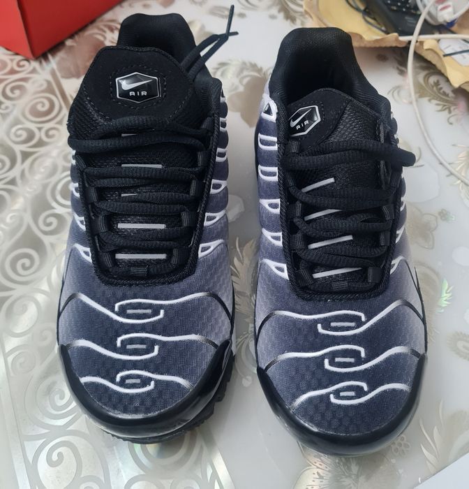 Продам новые кроссовки NIKE AiR MAX PLUS
