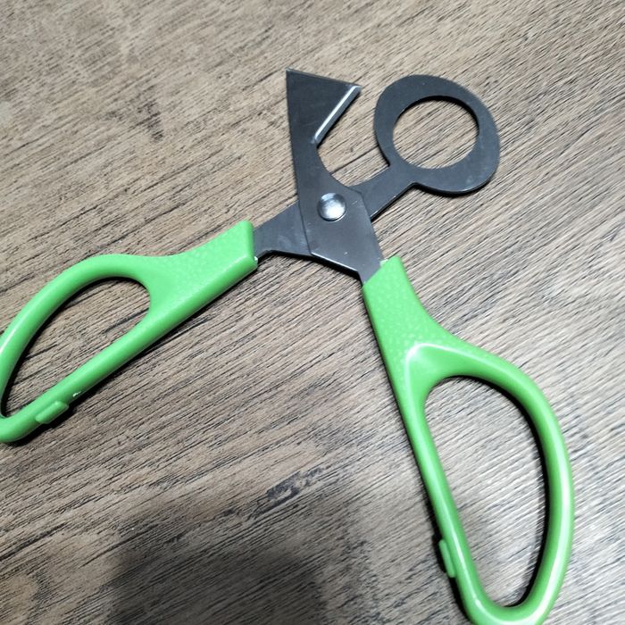 Foarfecă pentru deschis ouă de prepeliță