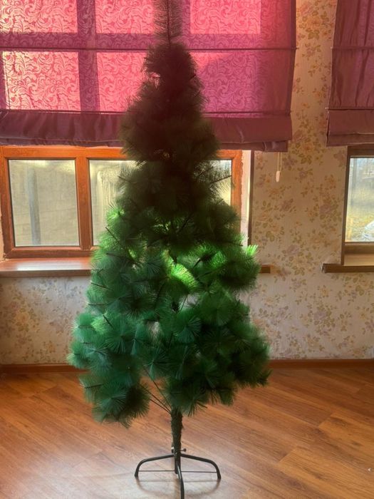 Продам ёлка с игрушками. Высота - 1,8 метр.