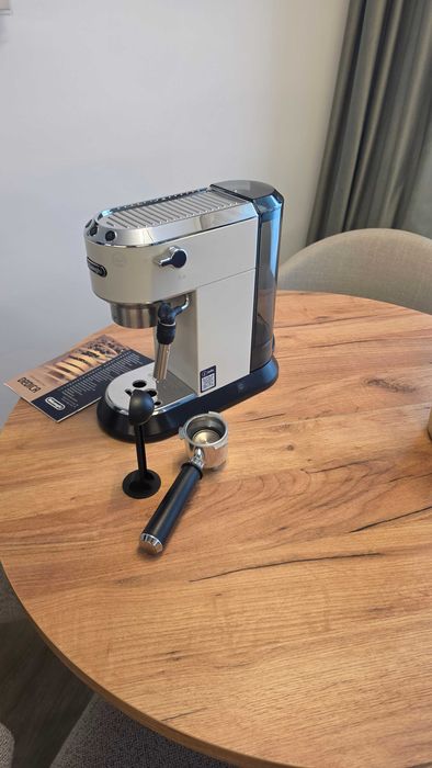 Espressor manual De’Longhi Dedica Style EC 685.W, 1300 W, 15 bari, 1.1 l, slim, alb