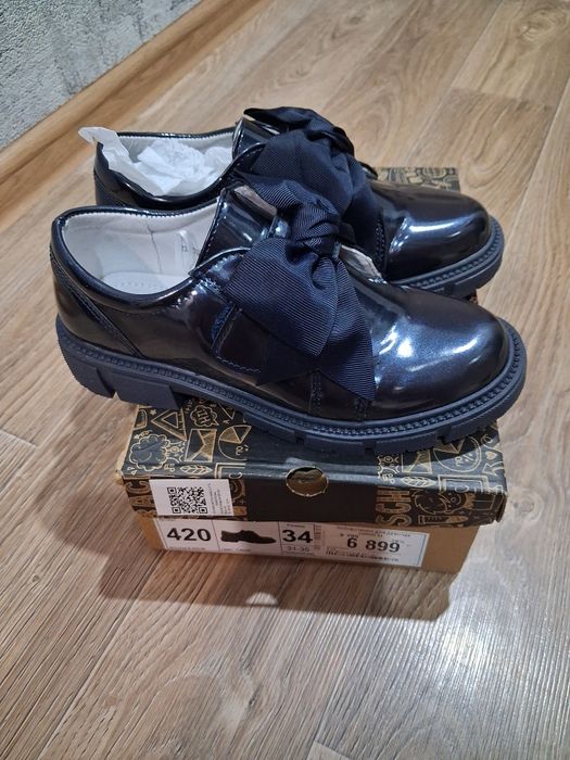 Продам школьные туфли