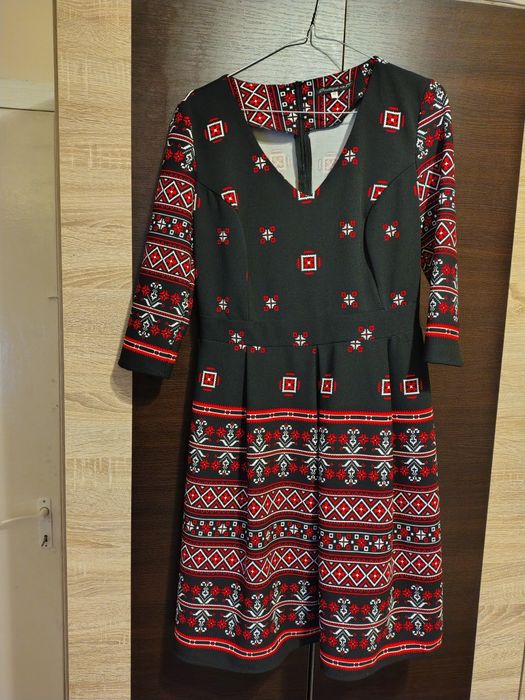 Rochie cu motive traditionale - marimea 42