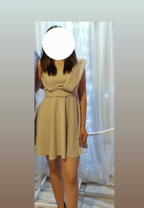 Къса бежова рокля