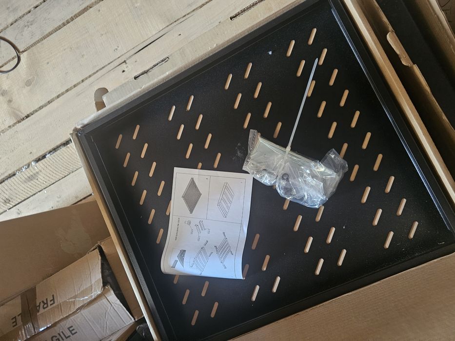 Raft pentru dulap rack