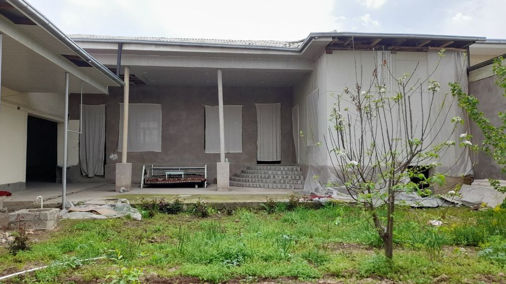 Срочна 8 сотых участка сотилади 8-та хонадан иборат 5таси каробка