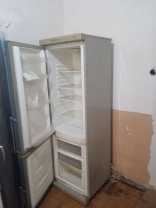 Холодильник б/у двух камерный.