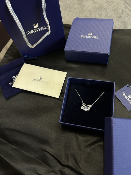 Lant swarovski argintiu cu piatra albastra