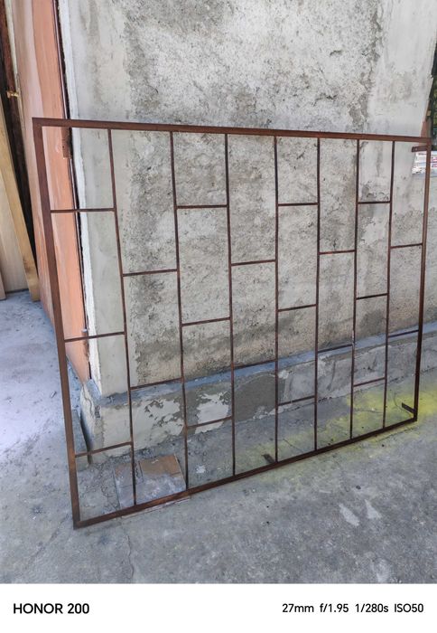 2 rame de geam din cornier cu  grilaje antiefractie aferente