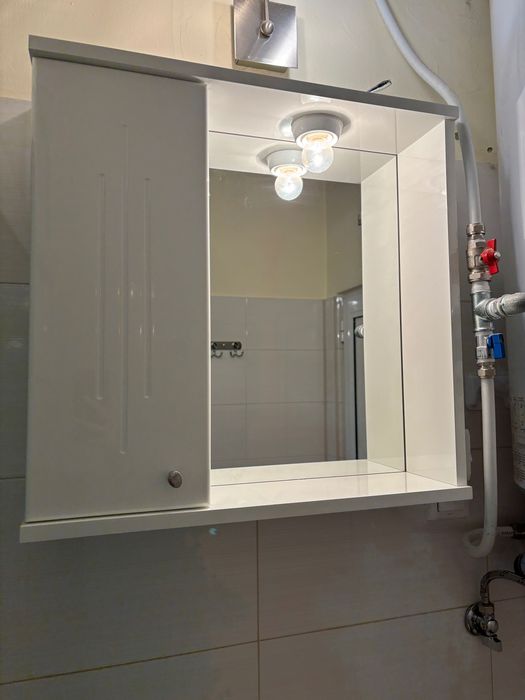 Горен шкаф за баня с огледало и осветление