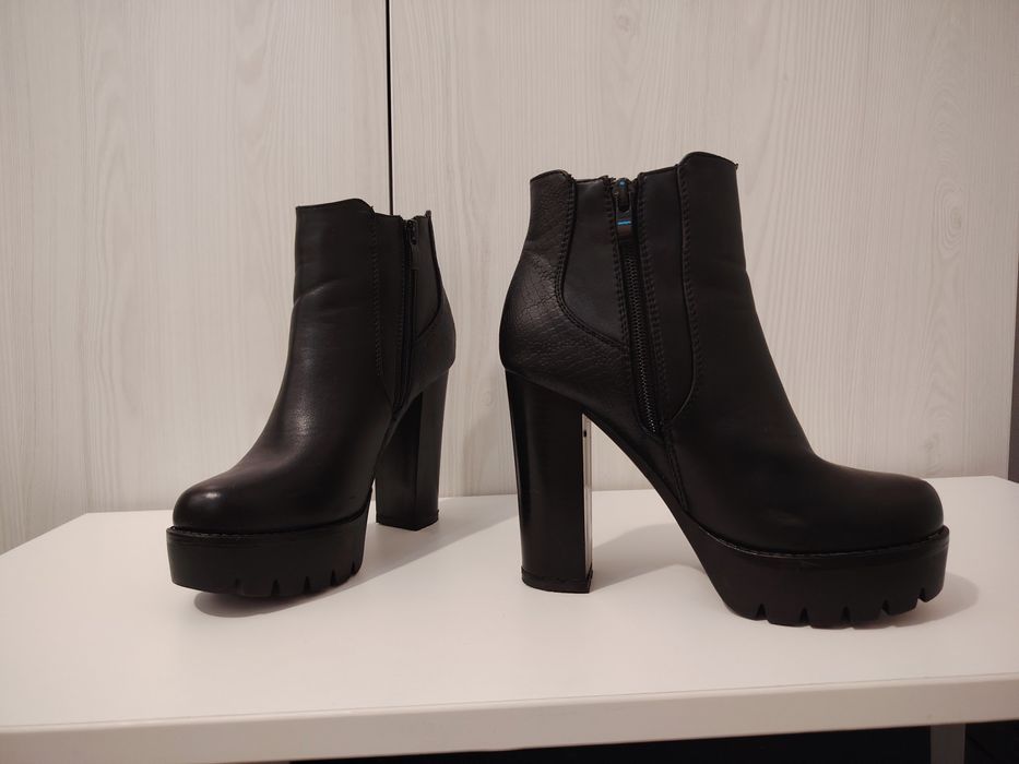 Botine negre cu toc gros și platforma