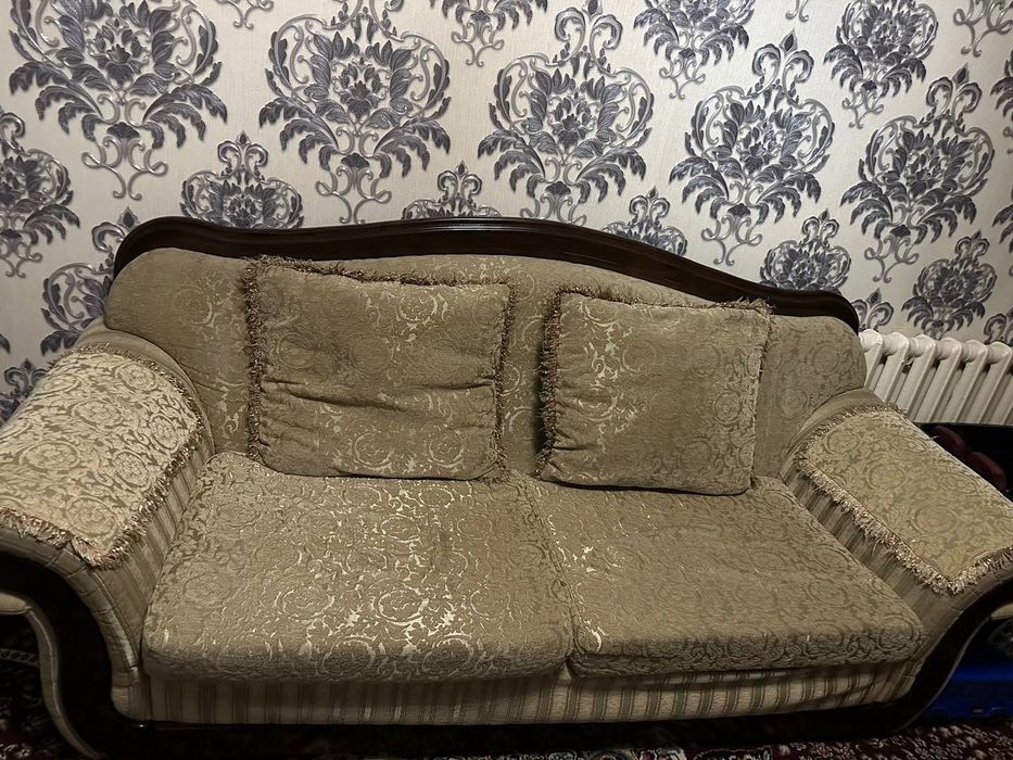 Срочно продается диван и кресло