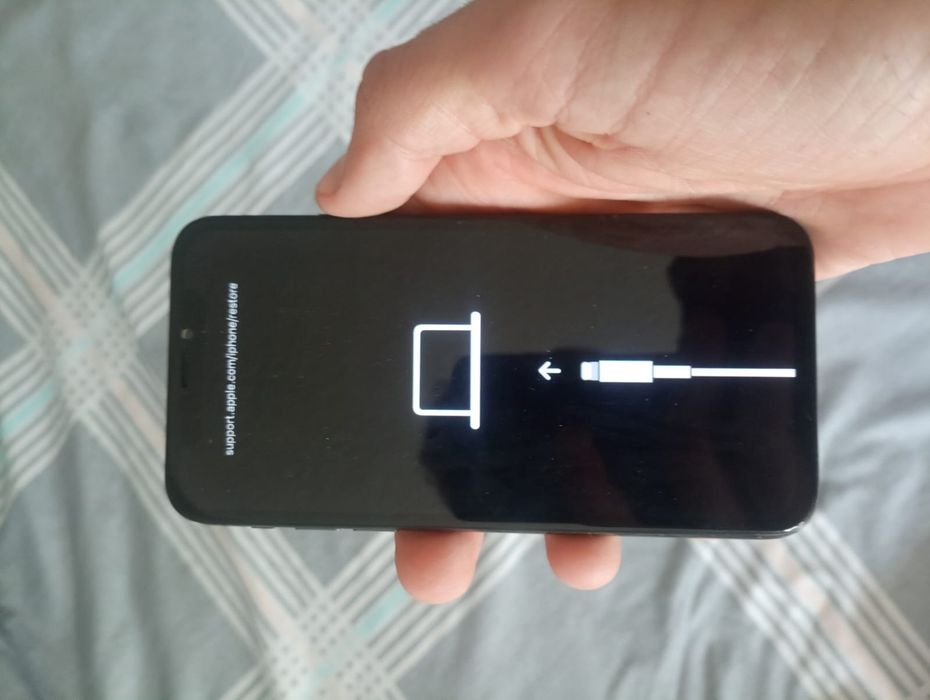 Продам iPhone X.