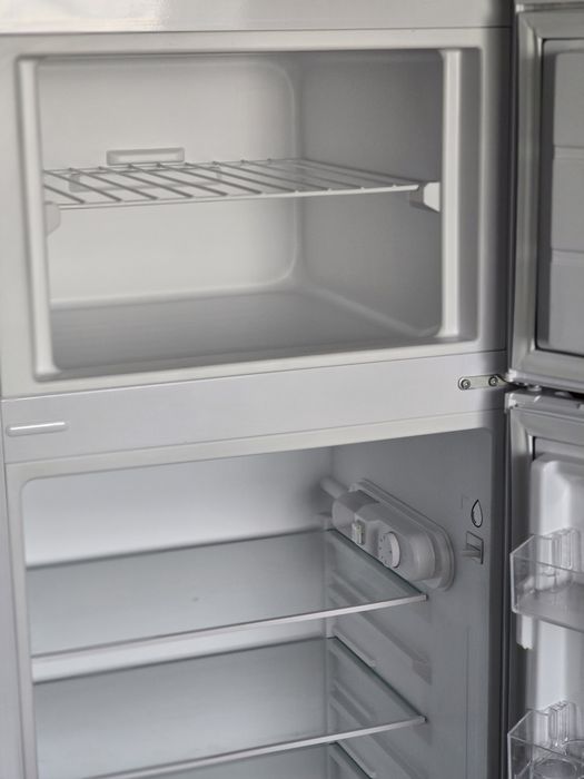 Frigider nou cu 2 uși si congelator , 213l , 144cm înălțime