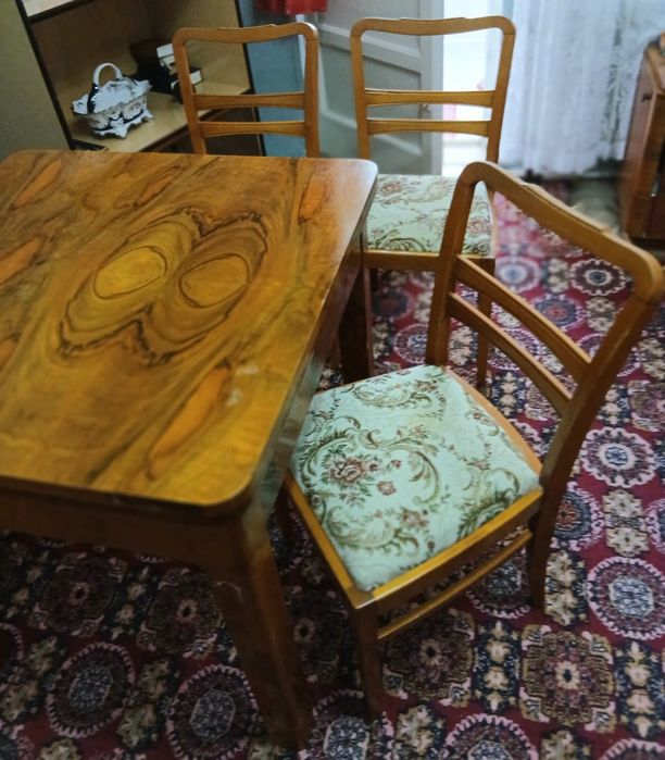 Masă furnir rădăcină de nuc și 4 scaune tapițate