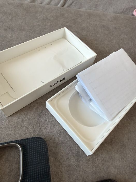 Vand / schimb Iphone 16 pro 128 titanium  black, Baterie 100%