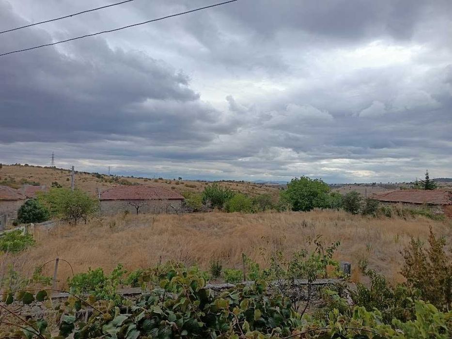 Масивна двуетажна къща в село Младиново