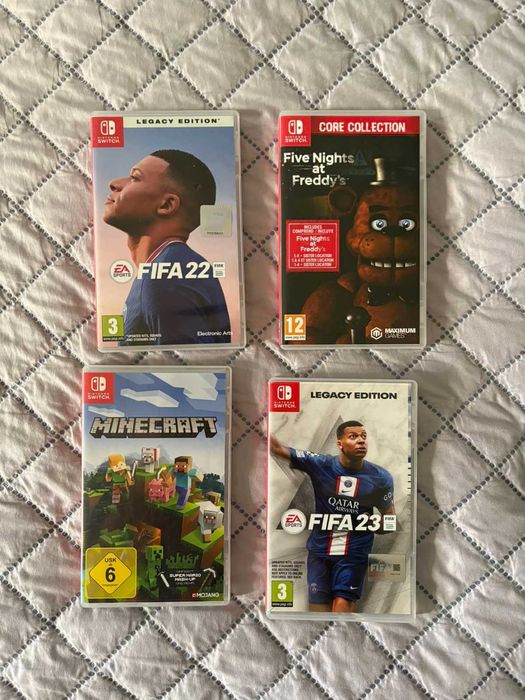 Nintendo Switch + допълнителени контролери + 4 игри + аксесоари