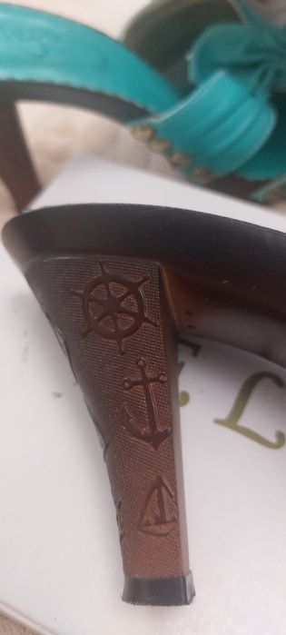 Босоножки кожаные