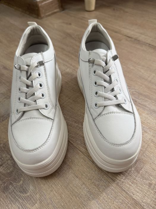 Кроссовки женские