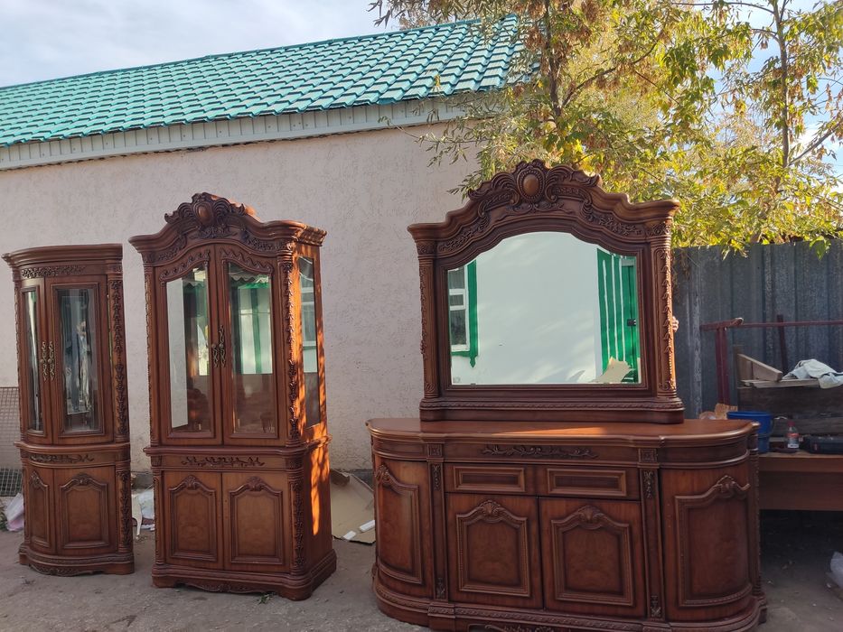 Продам комод и два серванта витрины