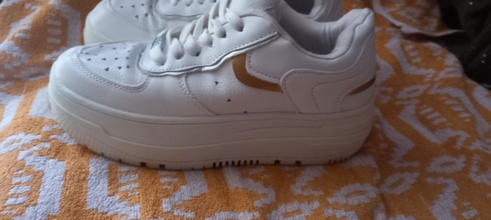 Adidași de damă numărul 35