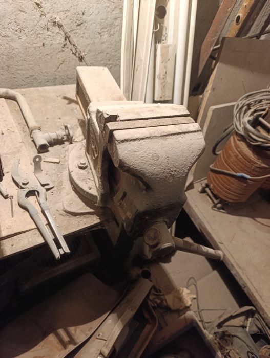 Тиски сотилади столи билан