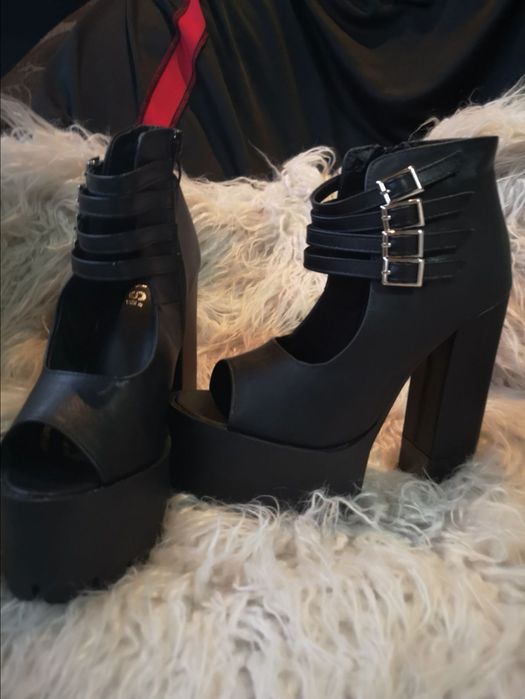 Дамски обувки на платформа