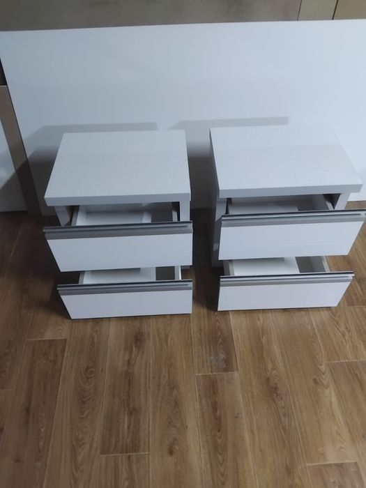 Noptiere din pal melaminat cu fronturi din mdf si manere de aluminiu