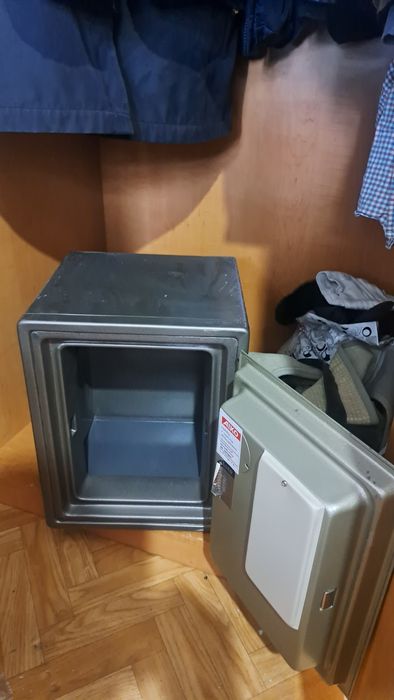 Продам сейф огнеупорный