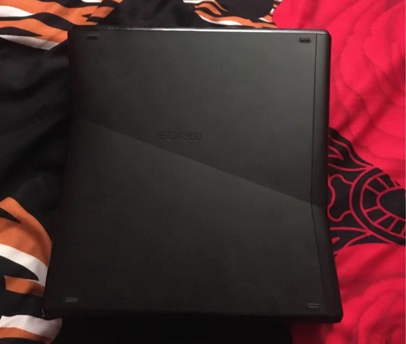 Vând Xbox 360...