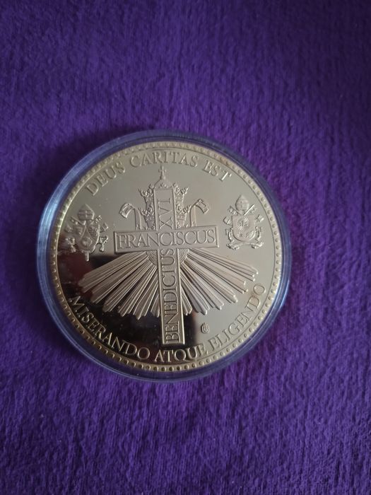 2 medalii mari cu Papa Francisc și Papa Benedict