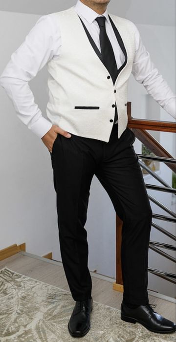 Costum mire alb