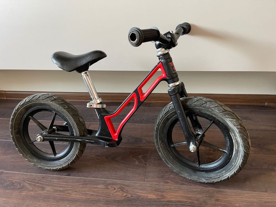 Баланс колело с помпащи се гуми 10 инча Tiny Bike