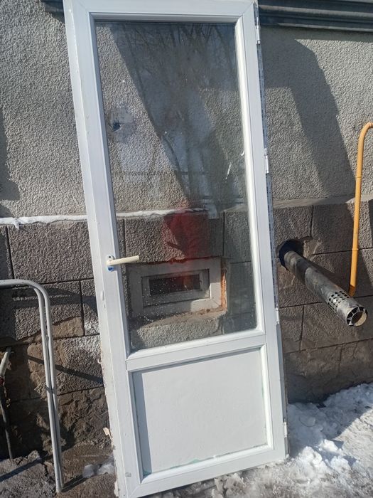 Продам пластиковую дверь