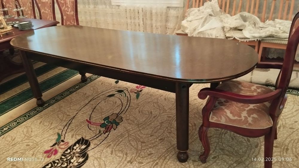 Срочно Продаётся Стол с 12 мягкими стульями