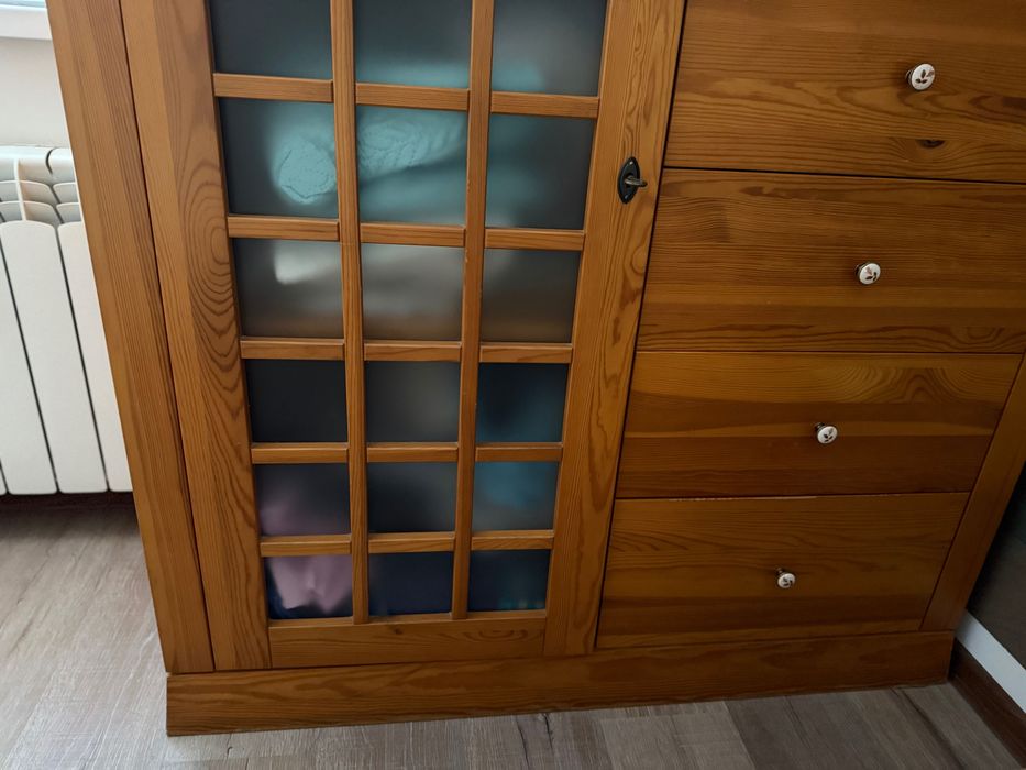 Красив шкаф от масив