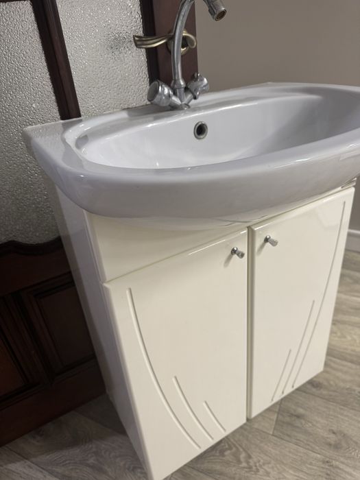 Продам раковину с тумбой