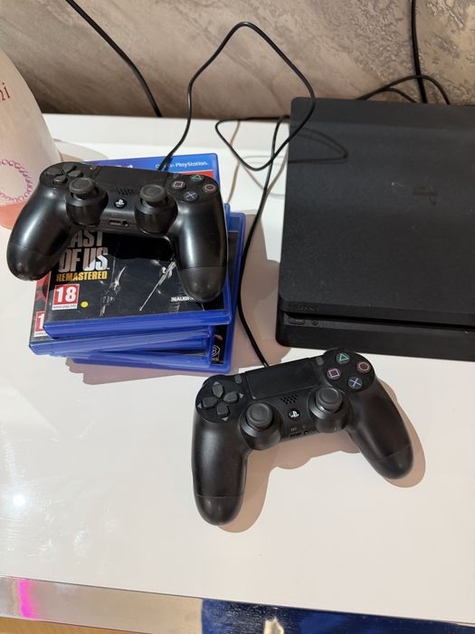 Vand ps4 plus doua manete sony