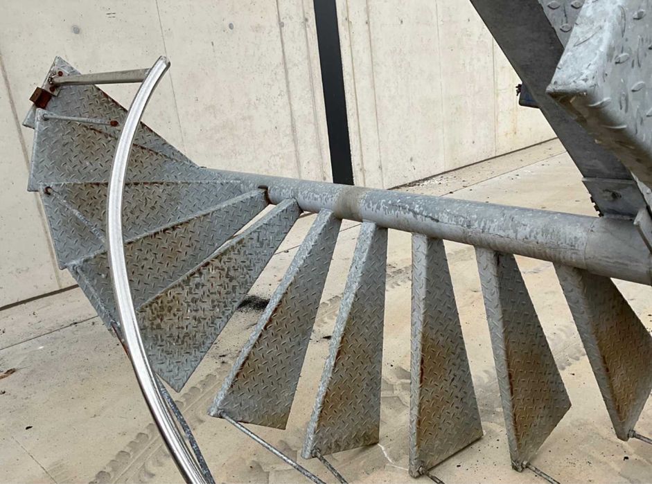 Scară spirală zincată