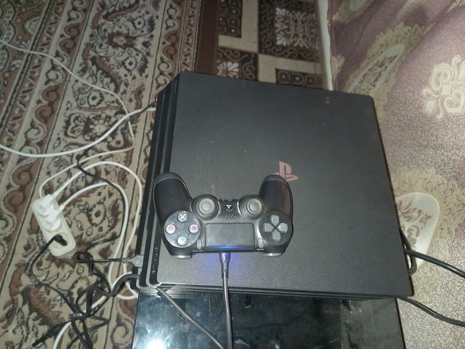 PS4 pro tiniq holati ideal plombasi bor original djoystik bor 2 disk.
