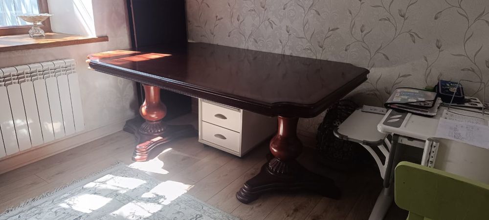 Гостевой стол и 6 стульев