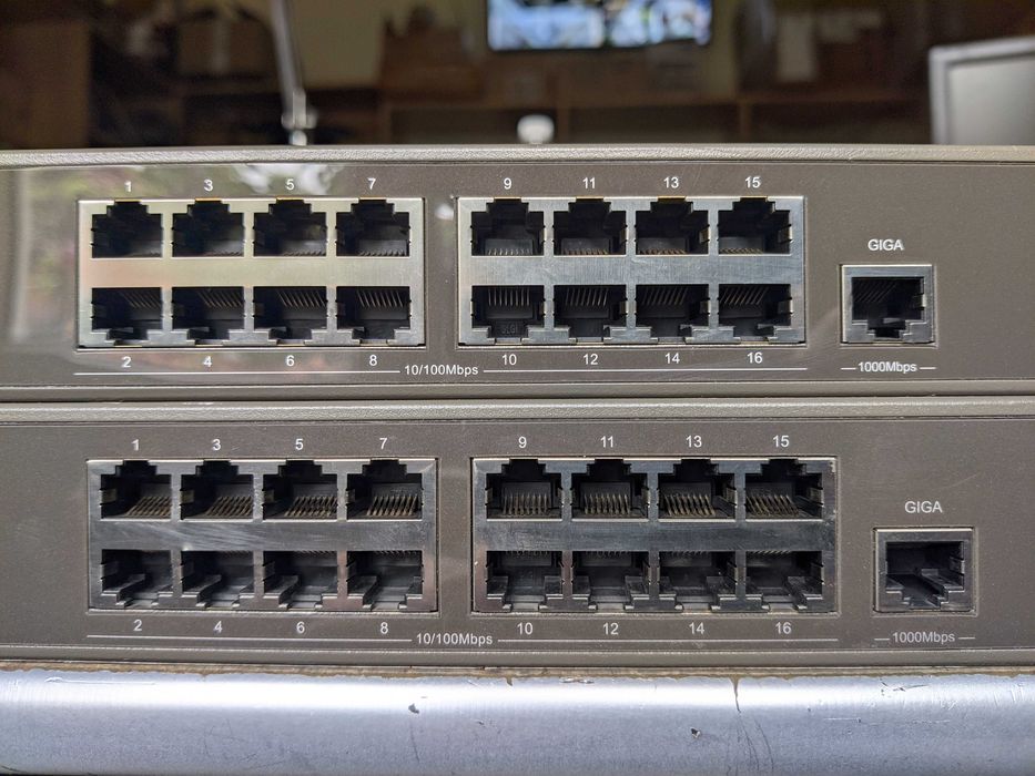 TL-SL1117 16-Port 10/100Mbps + 1-Port Gigabit Switch