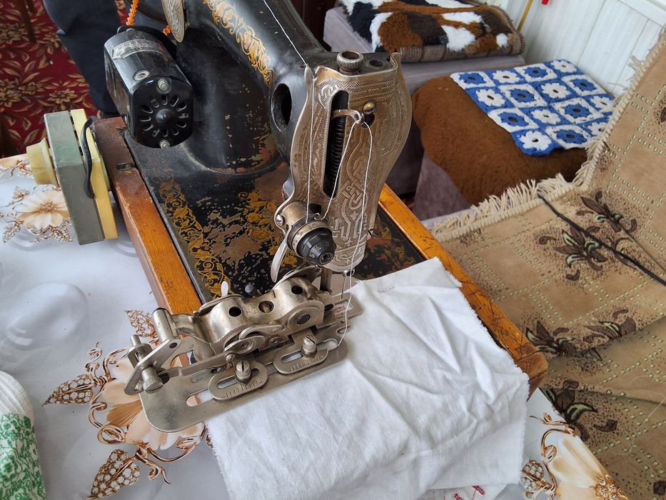 Приставка для швейной машинки для изготовления петель зиг- заг