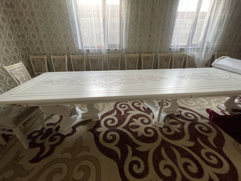 Стол со стульями