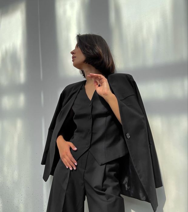 Продам женский костюм с жилетом