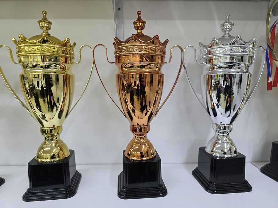 Кубки. Кубок. Есть всё для награды.