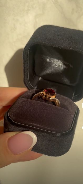 Золотое кольцо с Гранатам и Бриллиантами